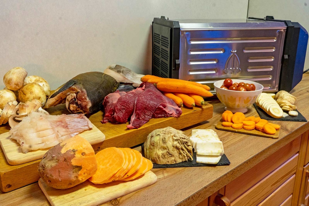 Velge uten å vrake: Alternativene innen råvarer er rikholdig når du skal prøve deg på tørking av mat med Tre Spade Atacama Pro Deluxe 220/50.  Dehydrator Tre Spade Atacama Pro Deluxe 220/50 sammen med råvarer av kjøtt, fisk og grønnsaker