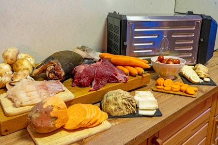 Velge uten å vrake: Alternativene innen råvarer er rikholdig når du skal prøve deg på tørking av mat med Tre Spade Atacama Pro Deluxe 220/50. Dehydrator Tre Spade Atacama Pro Deluxe 220/50 sammen med råvarer av kjøtt, fisk og grønnsaker