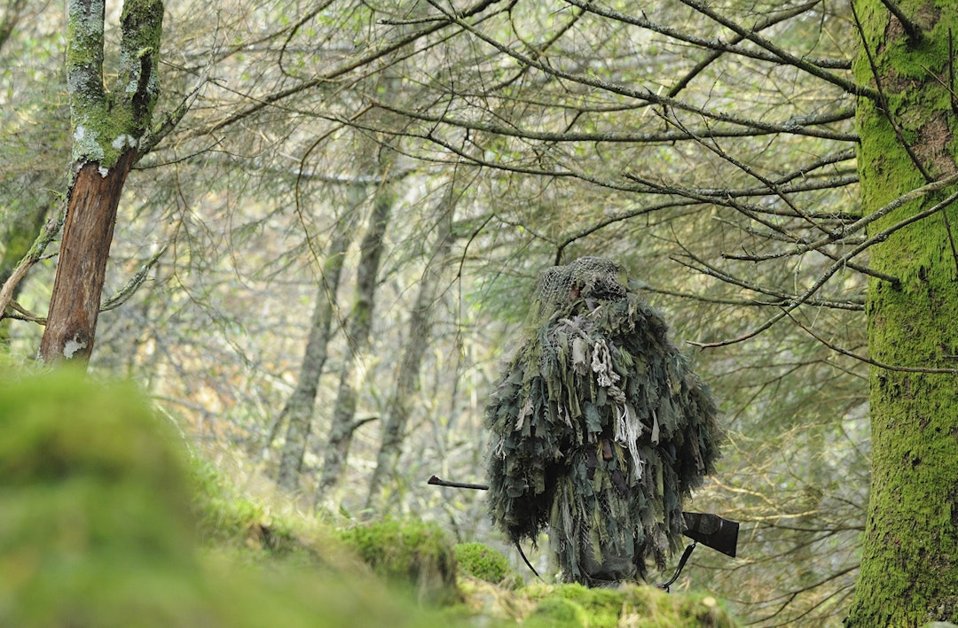LETT PÅ FOT: Kurt var en mester i å forsvinne i omgivelsene når han jaktet. Kurt Oddekalv på jakt kamuflasjekledd