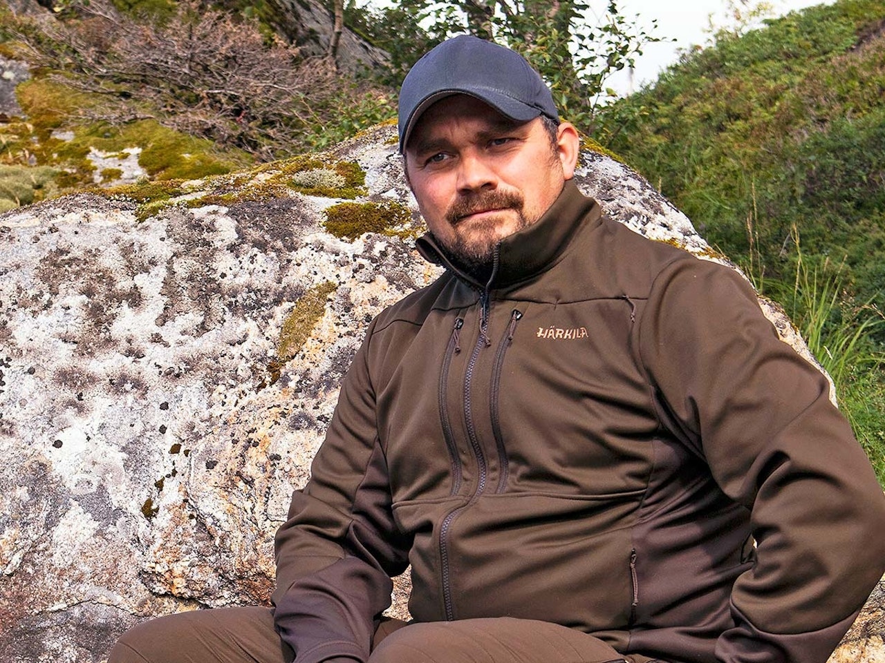 Kjekt sett: Mellomplagg-settet til Härkila Mountain Hunter Pro fungerer godt. Særlig liker vi 3/4-nikkersen med glidelås, som er passelig sid hvis du har høye jaktstøvler. jeger ikledd mellomplagg-sett fra harkila