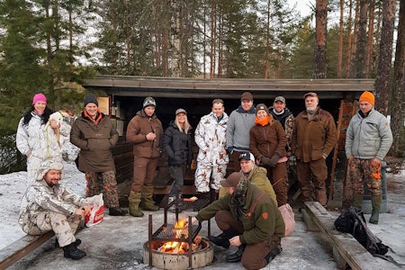 Viktig samlingspunkt: Årets revejakt i Odalen samlet rundt 250 jegere. Her er en flokk glade jegere ved samlingspunktet for laget. Foto: Marte-Emilie Nordli Rustad Viktig samlingspunkt: Årets revejakt i Odalen samlet rundt 250 jegere. Her er en flokk glade jegere ved samlingspunktet for laget. Foto: Marte-Emilie Nordli Rustad