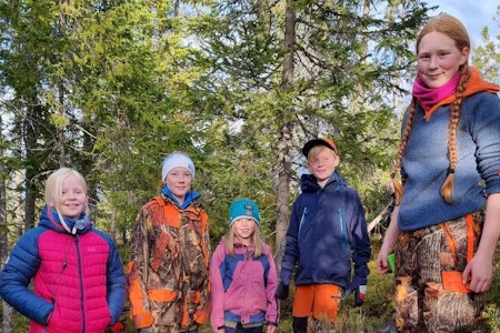 Ungene på jaktlaget samles rundt høstens første elgfall. Fra venstre Alma Bråstad Lien, Kristina Solberg, Andrea Solberg, Emil Bråstad Lien og Helene Hovde. (Alle foto: Hans-Roger) barn foran elgfall på elgjakt jakttradisjoner