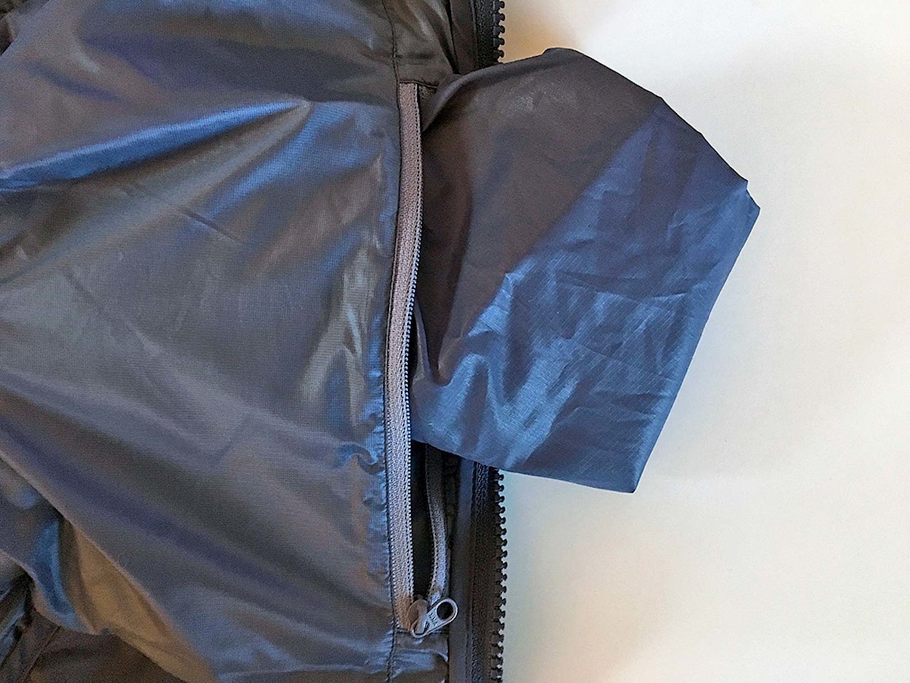 Pakkpose: I innerlomma på Arcteryx Thorium er det en pose for maksimal kompresjon når jakken skal stues vekk. Arcteryx Thorium jakke med innerlomme