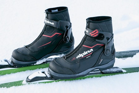 FJELLSKISKO: Utvendig ankelstøtte og høy kalosj gir Alpina BC Travers inntrykk av å være mer robust enn det fjellskiskoen faktisk er. Alpina BC Travers fjellskisko til test på ski i snøen