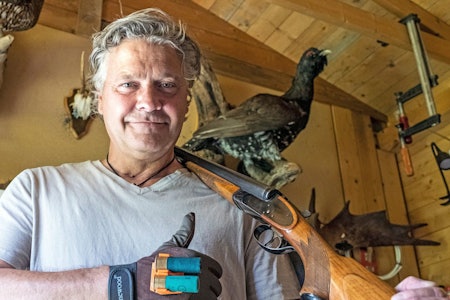 Ladehansker for hurtig ladig: Ronny Engblom fra Elverum er en ladeinnovatør. Han har utviklet Quick Reloader, en festeordning for to haglpatroner på hansken som gjør at du kan lade om hagla på under tre sekunder. Foto: Jo Stenersen Sytehansker hagle, lading av hagle, produktutvikling, Ronny Engblom