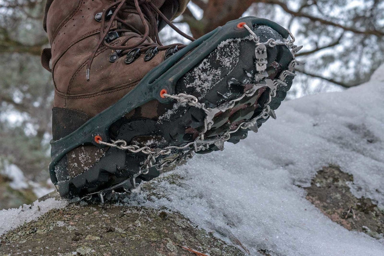 test av Snowline brodder på jaktstøvler i snøen