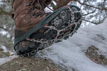 test av Snowline brodder på jaktstøvler i snøen
