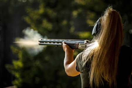 Rett hagleskyting: Ingrid Bønes har sett jaktlyset etter at hun tok Jegerprøven, men har slitt med å få sving på hagla. Med litt instruksjon gikk det straks bedre med hagleskytingen. jeger sett bakfra skyter med hagle