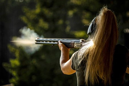 Rett hagleskyting: Ingrid Bønes har sett jaktlyset etter at hun tok Jegerprøven, men har slitt med å få sving på hagla. Med litt instruksjon gikk det straks bedre med hagleskytingen. jeger sett bakfra skyter med hagle