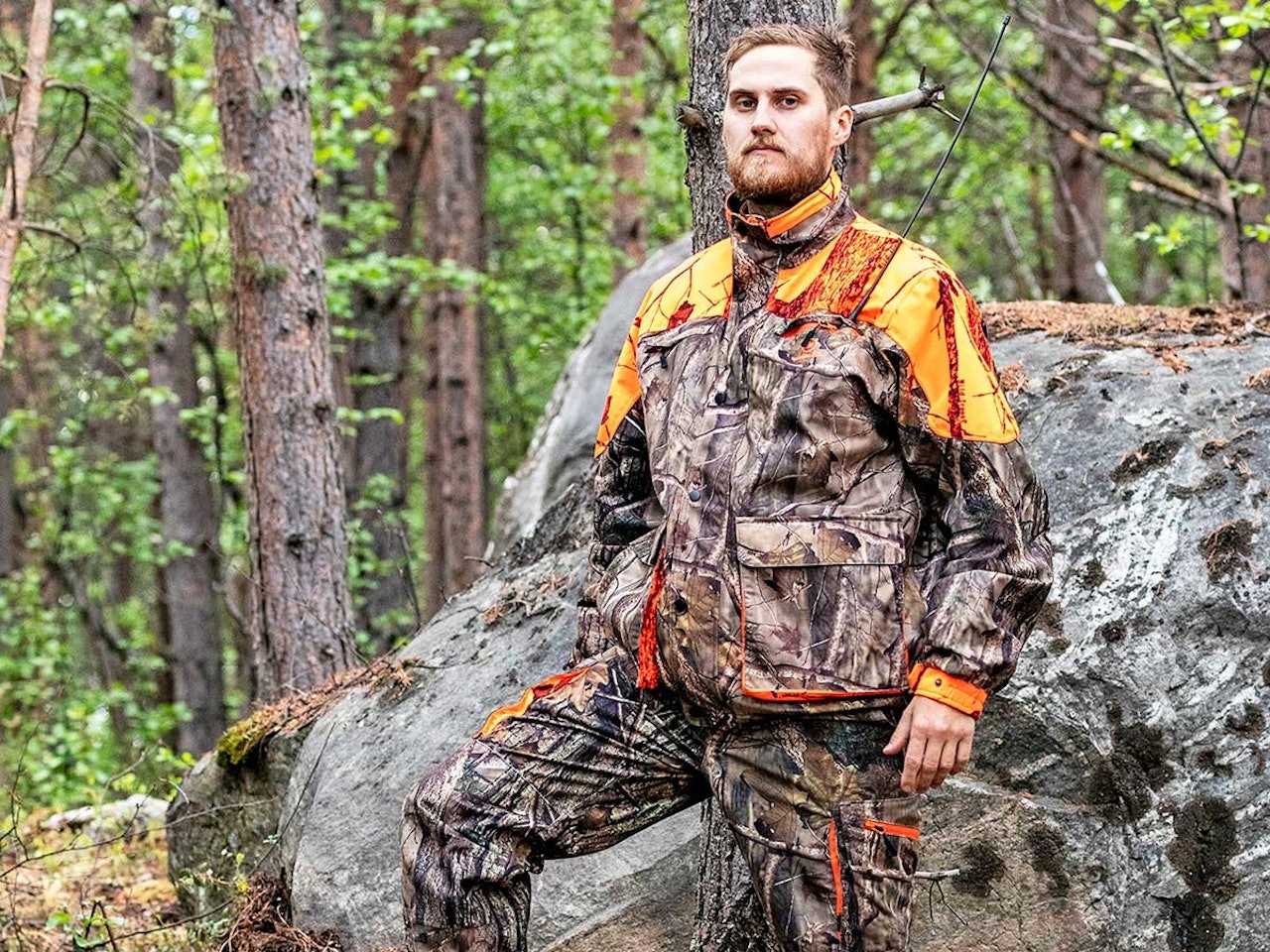 Test av Mackenzie Camo hunting suit. jeger ikledd Mackenzie Camo hunting suit til test