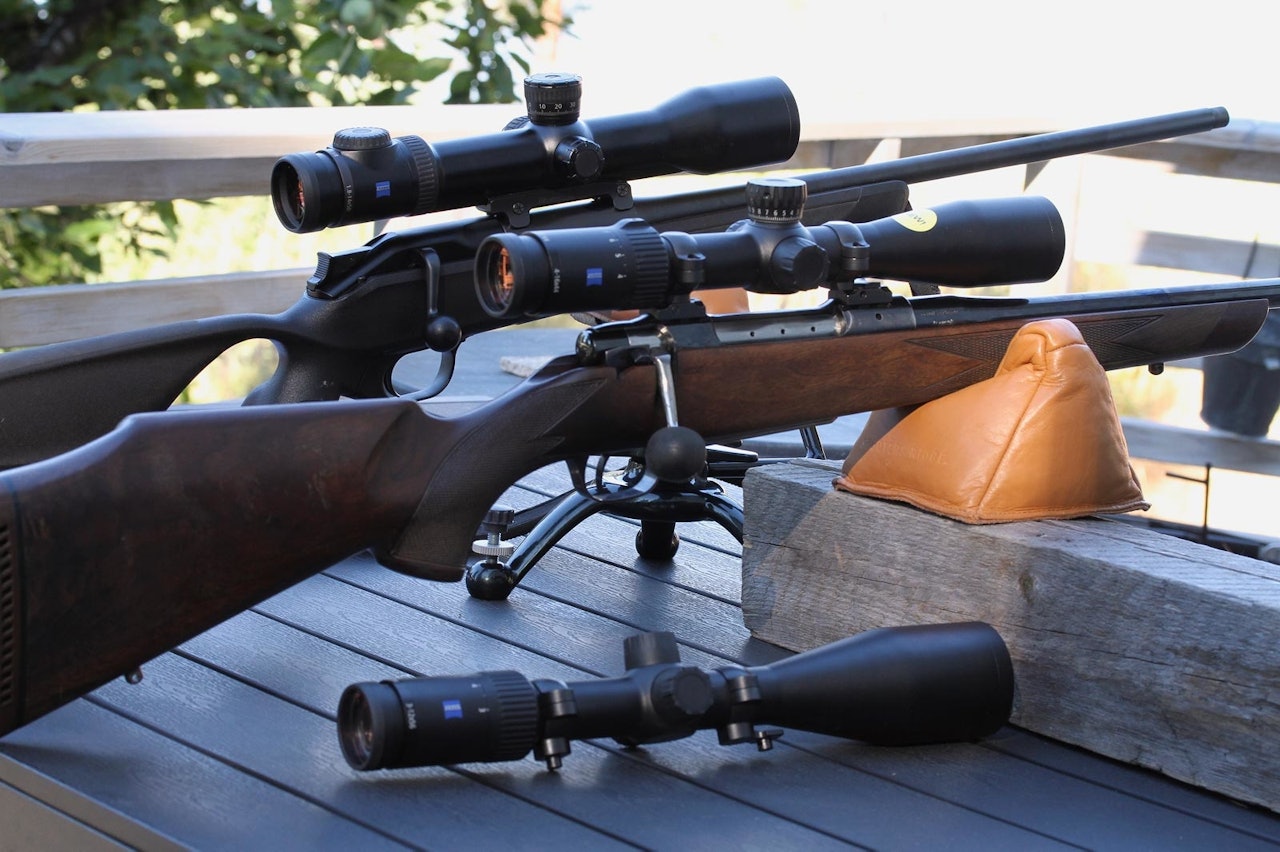 Godt par: De to siktene fra Zeiss utfyller hverandre og dekker hvert sitt behov, enten du trenger sikte til bø-/ gluggjakt eller noe mer allround. Zeiss Conquest V4 3-12x56 kikkertsikte