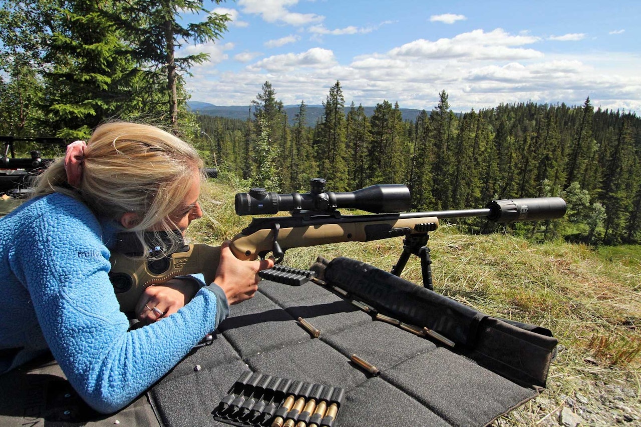 Viktig vind: Mia Heum fra Arendal skyter på 800 m hold. Vindforholdene gjorde at vi virkelig fikk erfare hva dette betyr. Viktig vind: Mia Heum fra Arendal skyter på 800 m hold. Vindforholdene gjorde at vi virkelig fikk erfare hva dette betyr.