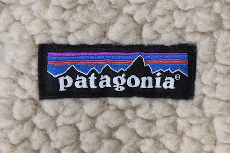 Patagonia Retro Pile: Denne logoen er i praksis et miljømerke. Miljøsymbol på Patagonia Retro Pile jakke