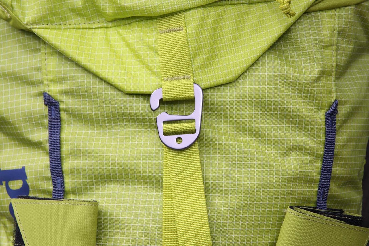 PATAGONIA RYGGSEKK: Lokkfestet på Patagonia Ascensionist er enkelt, solid og litt originalt. detaljbilde lokkfeste Patagonia ryggsekk Ascensionist til test