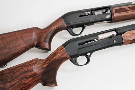 MODERNE MATTSORT: Winchester SX4 mot Sauer SL5. Øverst Winchester SX4 og nederst Sauer SL5. Moderne haglgevær med mattsort overflate og begge med plass til 3-tommers patroner (76 mm) i kammeret. Begge geværene leveres med forskjellige løpslengder. Nærbilde av to havlautomat-hagler Winchester SX4 og Sauer SL5på hvit bakgrunn