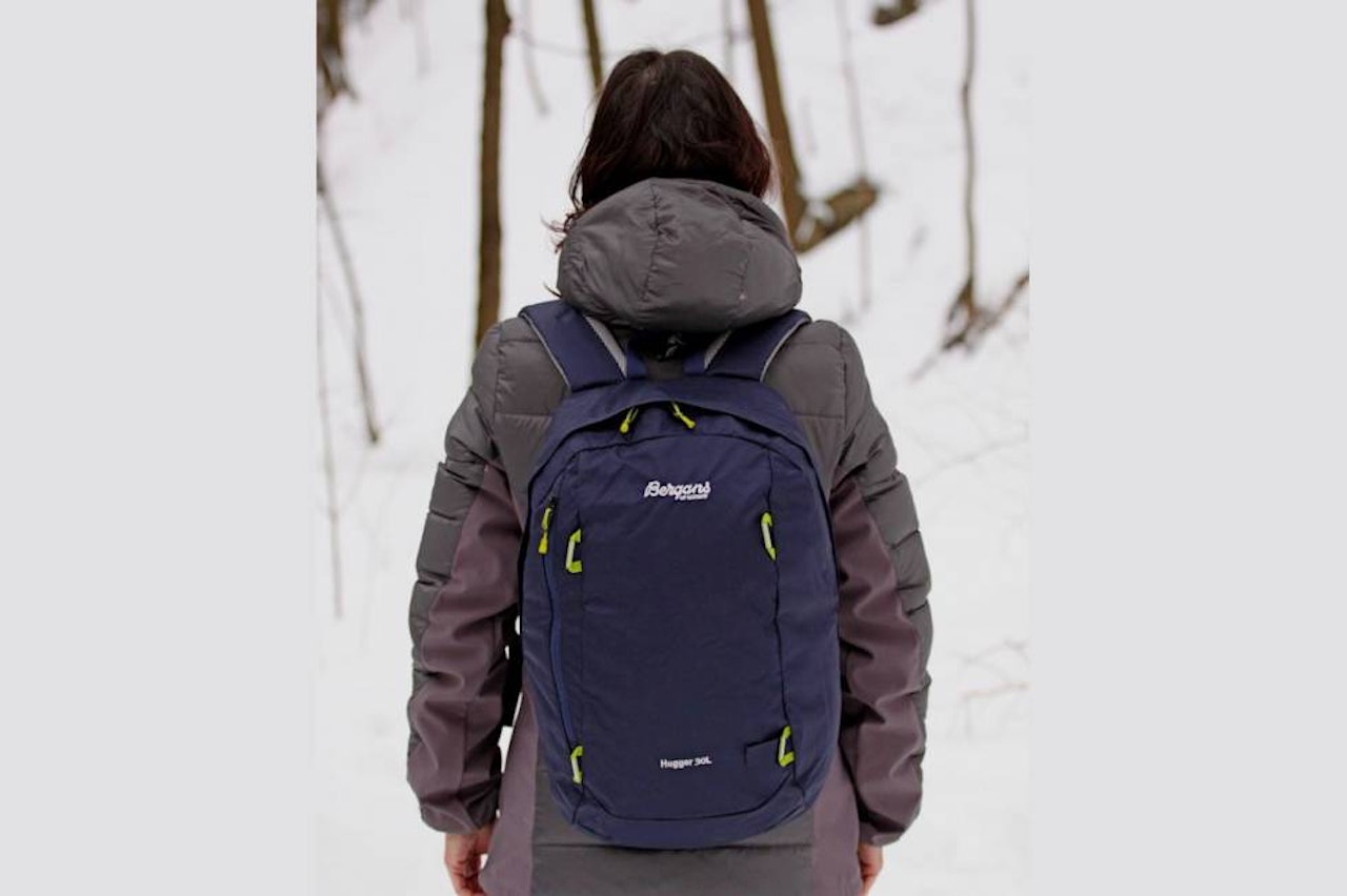 BERGANS HUGGER: Ryggsekken på 30l har en lav egenvekt som mange brukere nok vil sette pris på. Jeger med Bergans Hugger ryggsekk 30l på ryggen til test