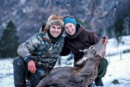 FELLES GLEDE: Eirik holdt plaststolen støtt da Karianne ikke rakk opp til gluggen. Ingen tvil om at fangsten gir felles glede! hjortejakt hjortejeger jenter på jakt kvinnelig jeger