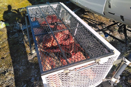 Luftfrakt: Det er mulig å bruke helikopter for å frakte jegere inn og slakt ut av Hardangervidda under villreinjakta. Foto: Torfinn Brokke / Fjellfly Villreinjakt, helikopterfrakt,