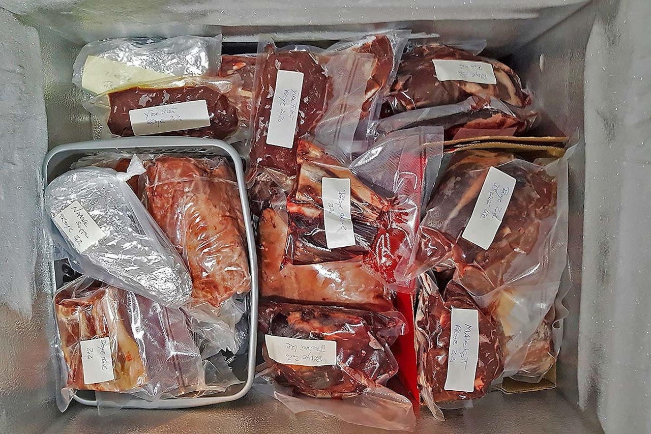 Oppbevar kjøtt kaldt: Ved kjøleskaptemperatur er mikroorganismenes aktivitet sterkt redusert, mens i fryseren går mikroorganismene i dvale og enzymaktiviteten stopper helt. fryse viltkjøtt, holdbarhet på viltkjøtt