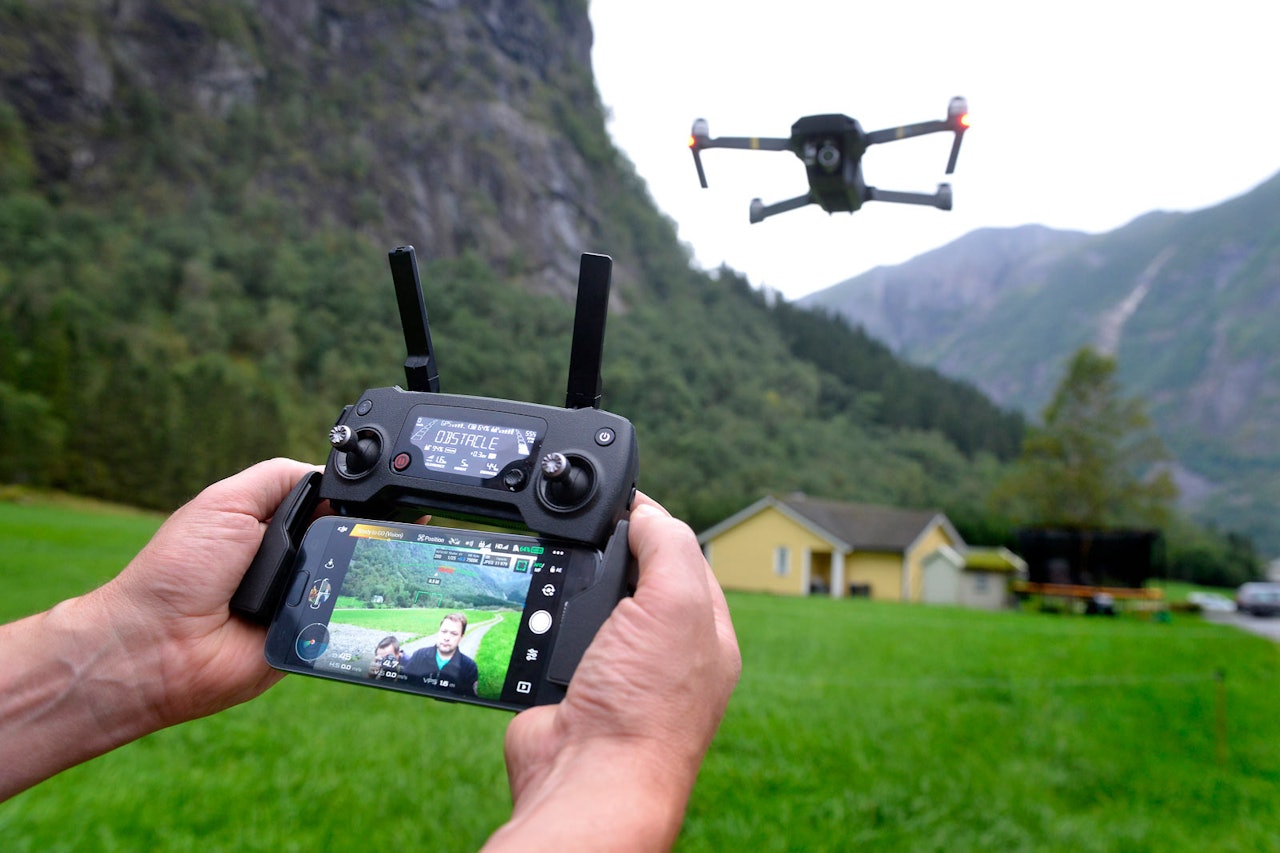 Kamera: En avansert drone sender gode bilder i sanntid til skjermen på fjernkontrollen. Denne modellen kobles til mobilen og bildet blir svært bra: Det er som å sitte i helikopter.