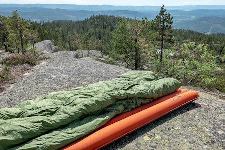 EXPED SYNMAT: Exped Synmat 9 LW er et liggeunderlag tykt nok til at du sover godt og varmt. Exped Synmat 9 LW liggeunderlag i skogen til test