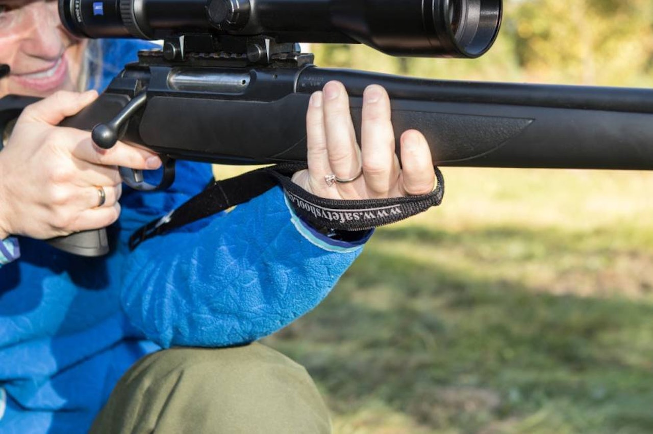 ALTERNATIV: Slik kan reima alternativt brukes, men da er faren for at den sklir ned på overarmen større enn om den monteres slik oppfinneren har tenkt. ALTERNATIV: Slik kan reima alternativt brukes, men da er faren for at den sklir ned på overarmen større enn om den monteres slik oppfinneren har tenkt.