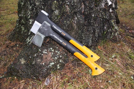 Effektiv lettvekter: Fiskars X11 sørger for effektiv kløyving av ved i campen. Fiskars X11 turøks test
