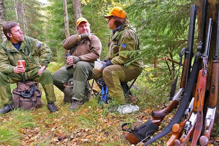 Jegerprøvekurs ble utsatt flere steder på grunn av koronarestriksjonene rundt om i landet. Jegere i skogen