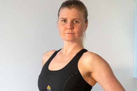 Aclima HotWool Sports Top sports-BH i ull sitter godt, men passer ikke så godt hvis du har litt fyldige former. kvinne ikledd sports-BH i ull Aclima HotWool Sports Top