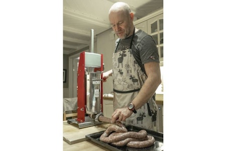 Pølser er pop: Middagspølser med godt krydder gjør at kvernkjøttet fra høstens jakt får bein å gå på i heimen. Vi tester Tre Spade mod.5/v, en vertikal modell som ikke er så plasskrevende. Tre Spade mod.5/v, vertikal pølsestapper