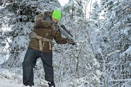 Et skjefte som ikke er «for mye» skjefte, passer for mange av de ulike skytestillingene som uventet kan dukke opp på smygjakt. Som for eksempel hvis du plutselig oppdager hjorten på en hylle under deg. Eksempel på en riflestokk som ikke har justerbart skjefte på rifla