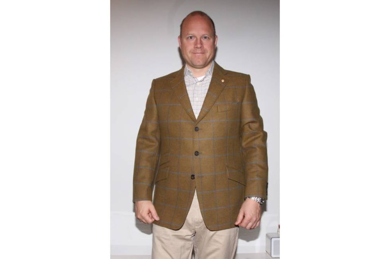 Tweedjakker er erkebritisk og et helt sentralt plagg for jegere på den andre siden av kanalen. Tweedjakker er erkebritisk og et helt sentralt plagg for jegere på den andre siden av kanalen.