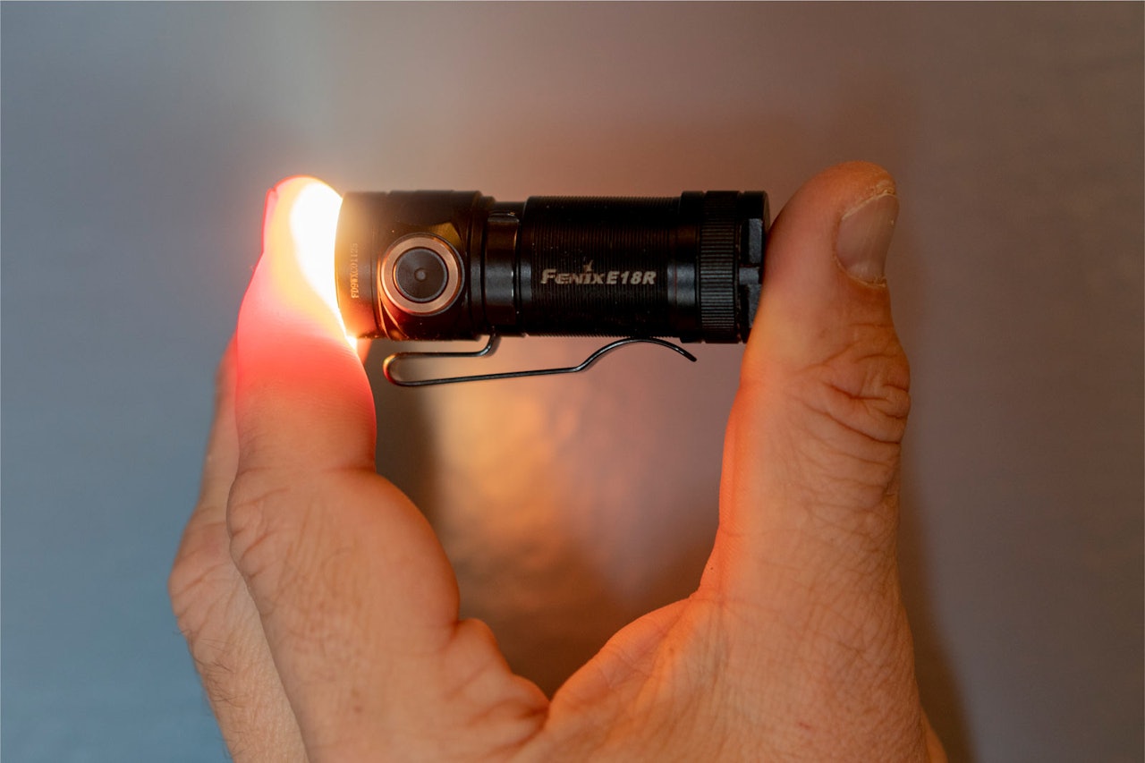 FENIX E18R: Med litium-batteri som backup, har du godt gålys mer enn et døgn. Minilykta Fenix E18R holdt mellom to fingre