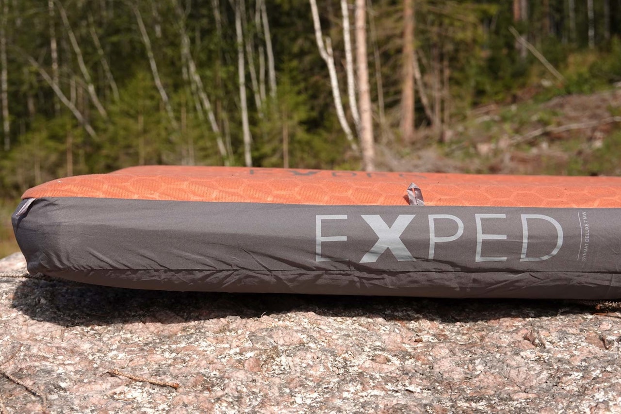 EXPED SYNMAT 7: Trekket kan enkelt tas av og vaskes. Exped Synmat Deluxe 7 MW liggeunderlag utendørs til test