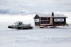 Her flyttes DNT-hytta Gråhøgdbu ut av et av kjerneområdene for villreinen i Rondane. Foto: Vegard Gundersen / NINA Hytte som flyttes ned fra fjellet med en beltebil
