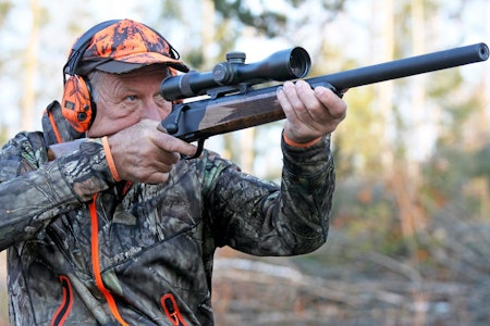BLASER R8 SILENCE: Den integrerte demperen på Blaser R8 Silence gir god balanse i det korte løpet. Blaser R8 Silence rettrekker rifle lyddemper test