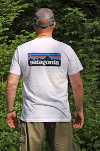 ryggen på jeger ikledd Patagonia Men’s P-6 logo t-shirt til test