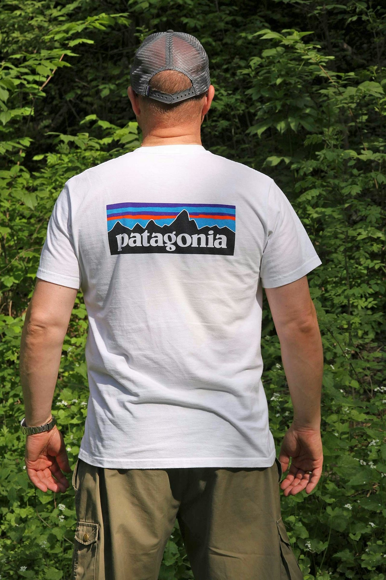 RESIRKULERT: Patagonia P-6 logo T-shirt selger i bøtter og spann, ikke minst på grunn av miljøprofilen. ryggen på jeger ikledd Patagonia Men’s P-6 logo t-shirt til test