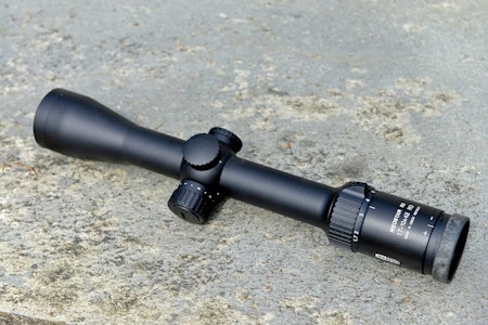 GOD ERGONOMI: Meostar R2 1,7-42 har gripevennlige og lettbrukte justeringer både for lys, zoom og dioptri. GOD ERGONOMI: Meostar R2 1,7-42 har gripevennlige og lettbrukte justeringer både for lys, zoom og dioptri.