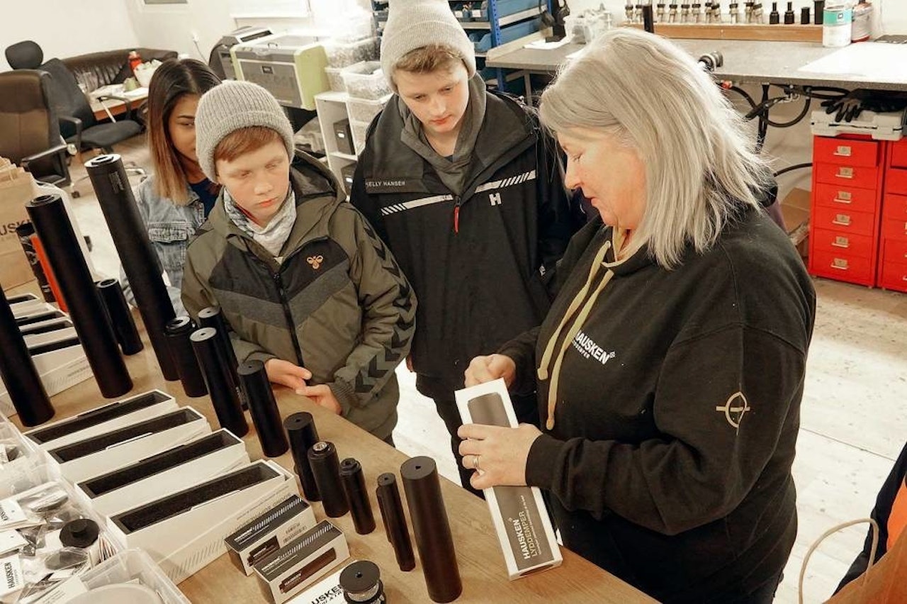 Vindafjord JFL sin ungdomsgruppe besøkte lyddemperprodusenten Hausken i fjor. Her viser Clare Furlong Hausken hvordan demperne gjøres klare til kundene for Magnus Eikedal og Halvard Haslemo. Clare Furlong Hausken viser fram lyddempere