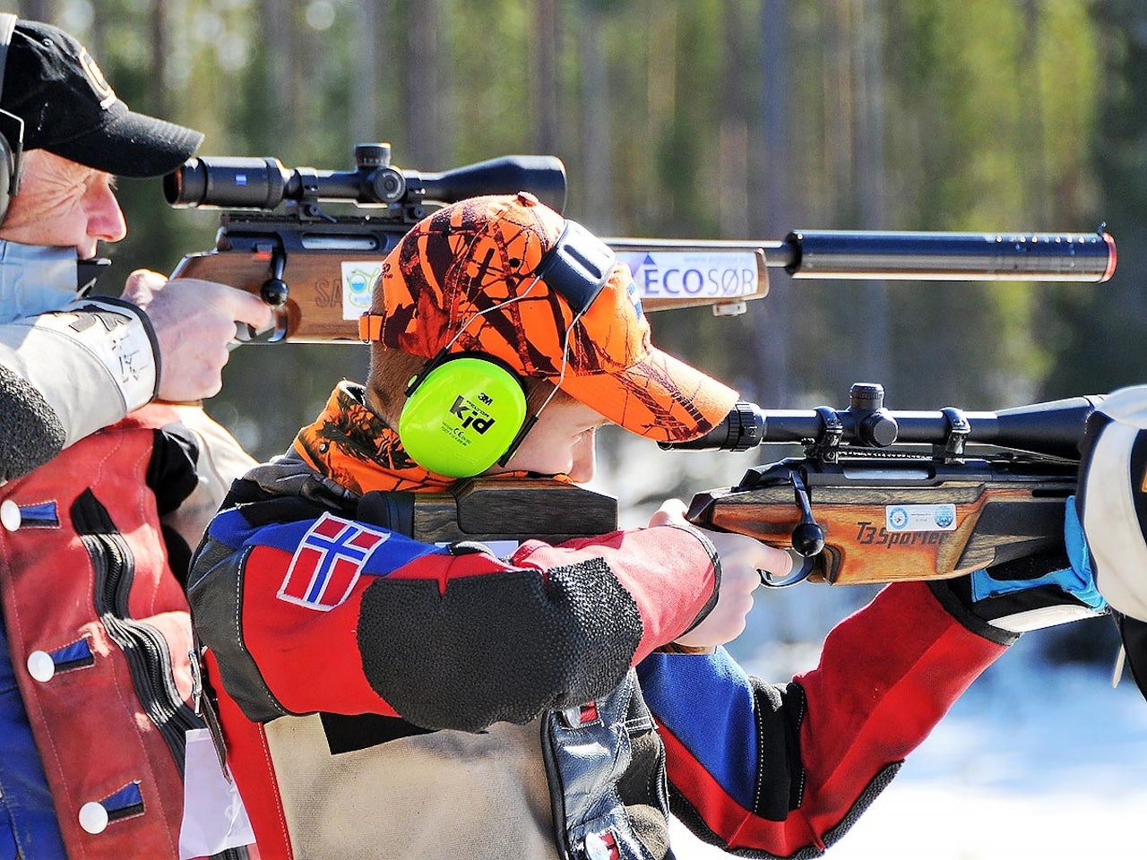 Endringer i Utøvelsesforskriften gjør at konkurranseskyttere som deltar i terminfestede konkurranser før 1. april får disse skuddene godkjent som obligatoriske treningsskudd for storviltprøven. Foto: Vidar Nilsen / NJFF Skytekonkurranse jaktfelt. Foto: Vidar Nilsen / NJFF