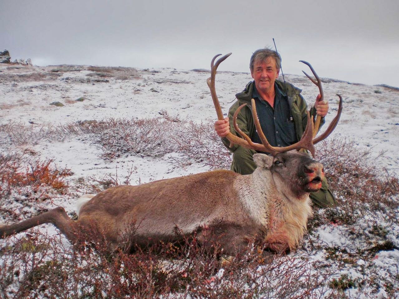 Johnny Vikne er leder i Ullensvang fjellstyre. Han er positiv til tilaket om å hindre villrein på Hardangervidda i å bevege seg til Setesdal eller Nordfjella. Johnny Vikne med en skutt villreinbukk.
