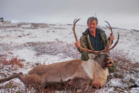 Johnny Vikne er leder i Ullensvang fjellstyre. Han er positiv til tilaket om å hindre villrein på Hardangervidda i å bevege seg til Setesdal eller Nordfjella. Johnny Vikne med en skutt villreinbukk.