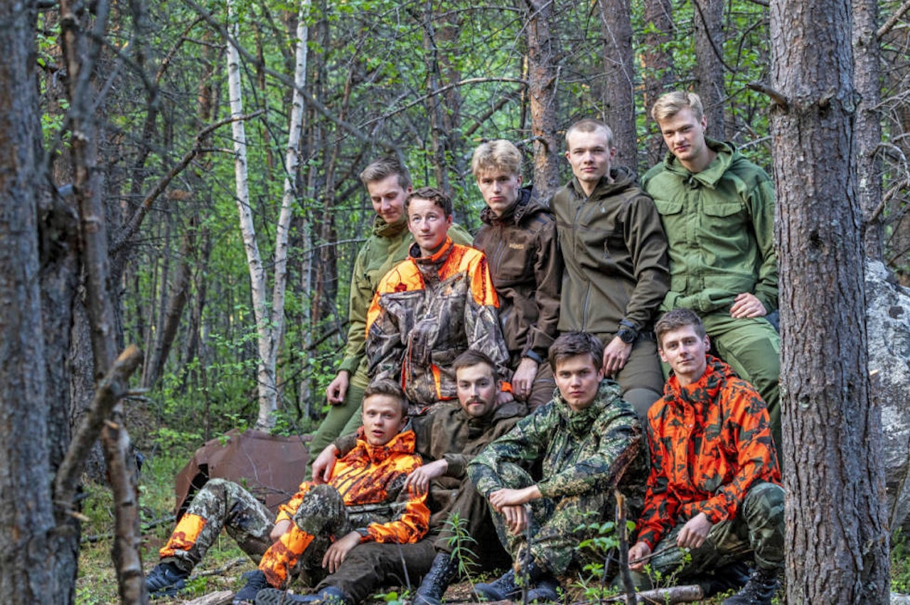 Testpanel av ni jegere iført jaktdresser til test i skogen