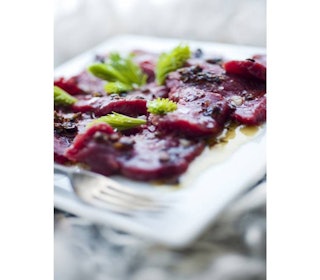 Flere viltoppskrifter får du i Jeger-kokk Charlotte Mohn Gaustads bok, utgitt på Cappelen Damm forlag. Fotograf Mona Nordøy Flere viltoppskrifter får du i Jeger-kokk Charlotte Mohn Gaustads bok, utgitt på Cappelen Damm forlag. Fotograf Mona Nordøy