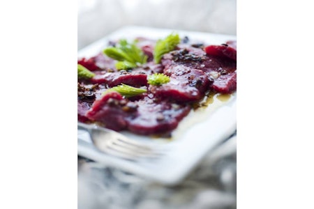 Flere viltoppskrifter får du i Jeger-kokk Charlotte Mohn Gaustads bok, utgitt på Cappelen Damm forlag. Fotograf Mona Nordøy Flere viltoppskrifter får du i Jeger-kokk Charlotte Mohn Gaustads bok, utgitt på Cappelen Damm forlag. Fotograf Mona Nordøy