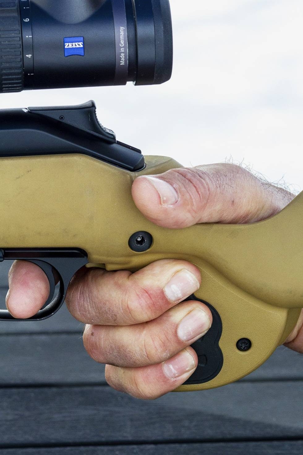 Gummiert: God utforming og gummibelegg gjør at GRS Bifrost faller helt naturlig i mine hender. GRS Bifrost i hånda på jeger