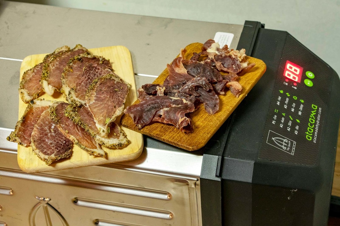 Pork jerky: Svinekjøttet hvilte 4 uker i marinade, men jaggu gikk det unna da det kom på bordet. Test-Tre-Spade-Tørker-Atacama-3