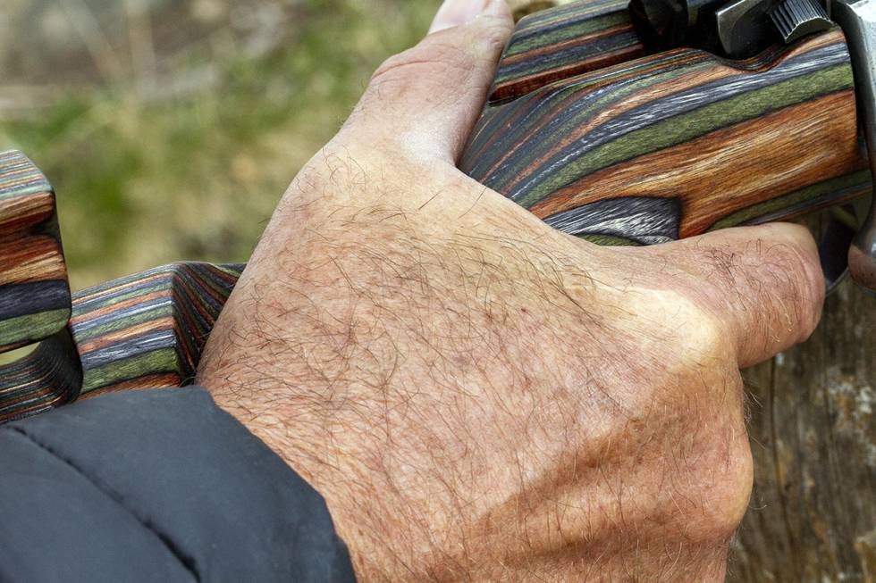 Godt grep: Det bratte pistolgrepet på GRS Sporter faller fint i mine røslige never. Jeger holder på pistolgrepet på GRS Sporter