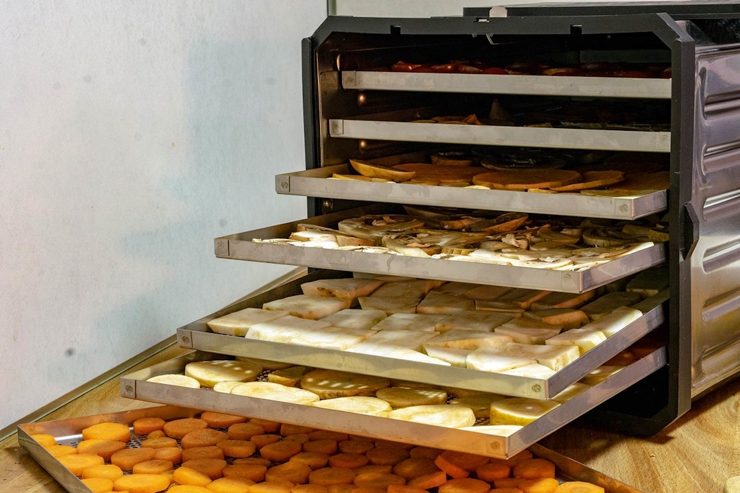 KLAR, FERDIG, TØRK: Gulrot, sellerirot, pastinakk, persillerot og søtpotet som er hakka og klare for tørk. Test-Tre-Spade-Tørker-Atacama-5